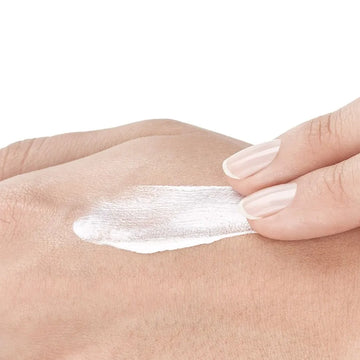 Εφαρμογή αντηλιακού Vichy Capital Soleil SPF50+ στην επιδερμίδα